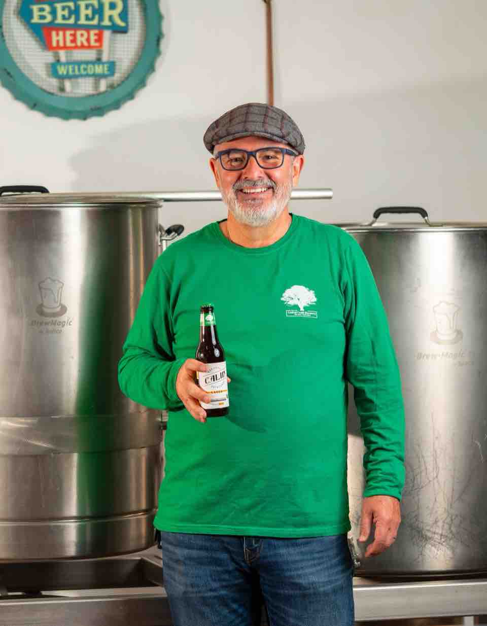 Carlos Castro, fundador de Cervecería Cedral, en la finca.