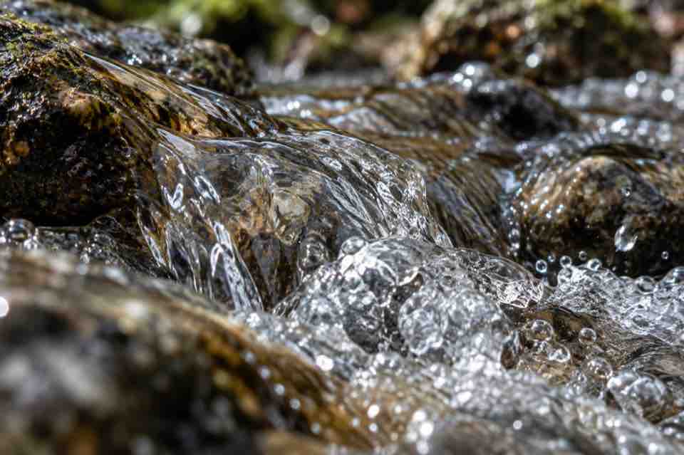 Agua clara en macro.