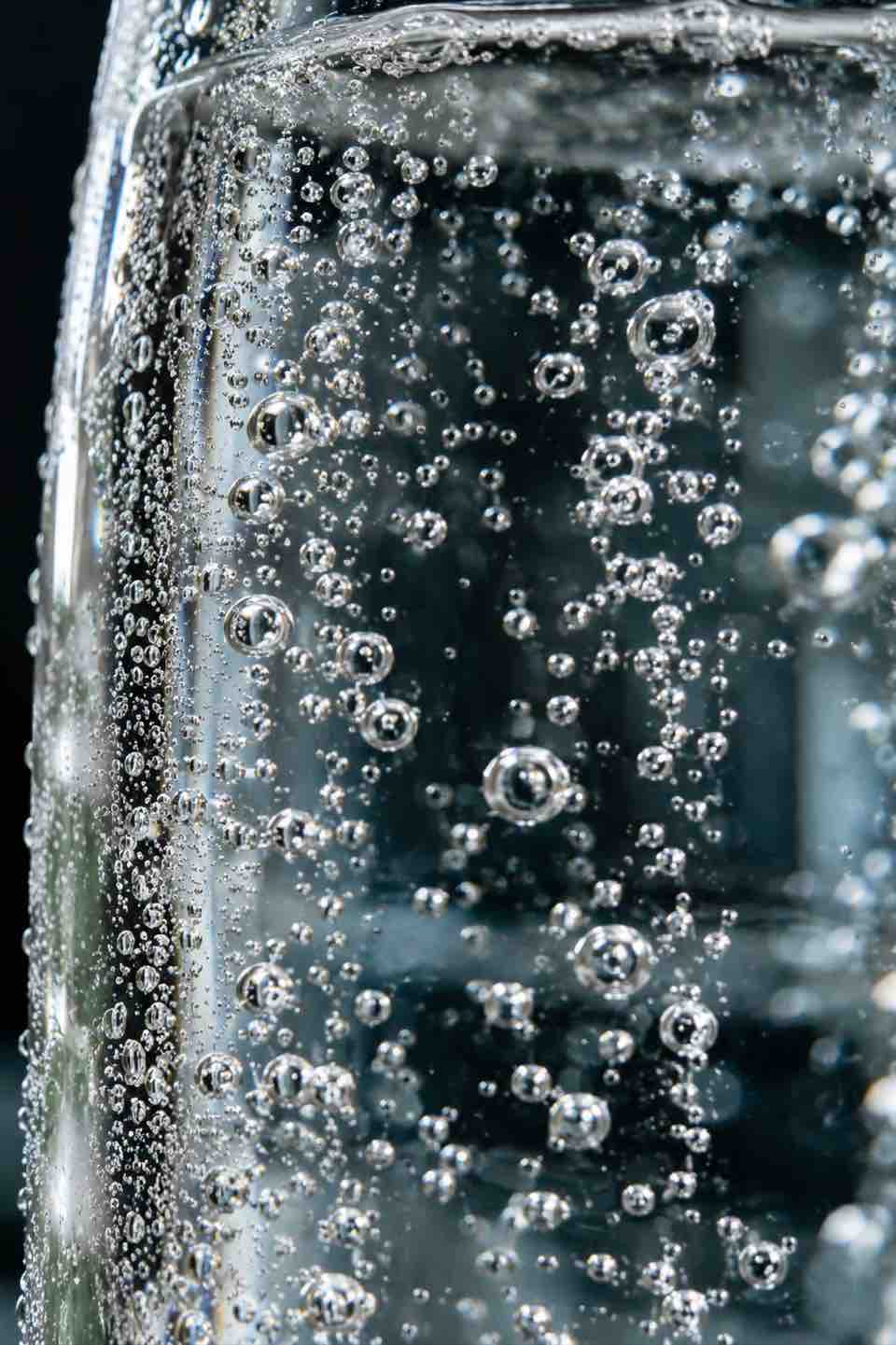 Naturaleza → agua controlada → tratamiento → UV → burbujas → vidrio.